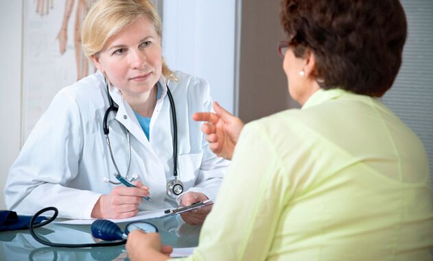 Der Kardiologe klärt den Patienten über die Risikofaktoren für Bluthochdruck auf.